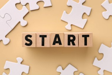 Kelime Başlat ve bej arkaplanda yapboz parçaları içeren küplerName