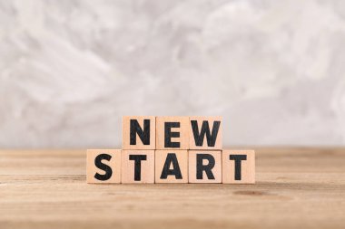 Metni olan küpler ahşap masa üzerinde grunge arkaplan, yakın plan