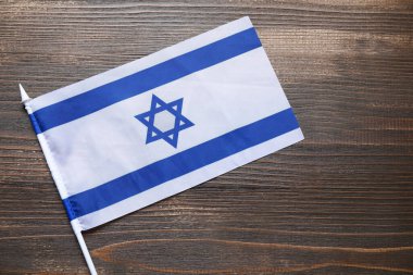Tahta arka planda İsrail bayrağı