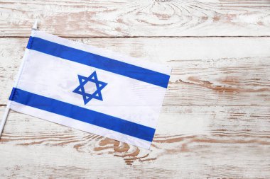 Beyaz ahşap arka planda İsrail bayrağı
