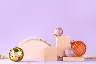 Dekoratif stantlar, farklı arkaplanlı Noel topları.