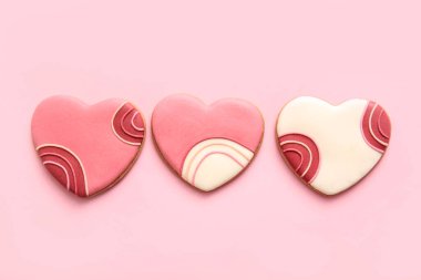 Pembe arka planda kalp şeklinde kurabiyeler. Sevgililer Günü kutlaması
