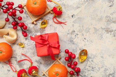 Mandalinalı hediye kutusu, fal kurabiyeleri ve arkaplanda Çince semboller. Yeni yıl kutlaması