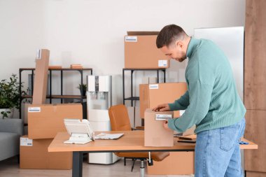 Depodaki müşteriler için erkek satıcı paketleme paketi