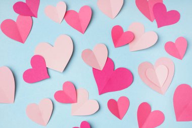 Mavi arka planda pembe kağıt kalpler. Sevgililer Günü kutlaması
