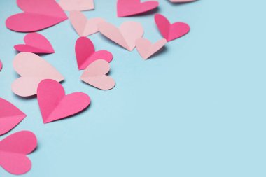 Mavi arka planda pembe kağıt kalpler. Sevgililer Günü kutlaması