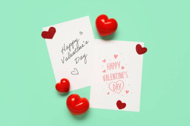 Yazılı kartlar Mutlu VALENTINE Günü ve turkuaz arka planda kalp şekilli dekorlar