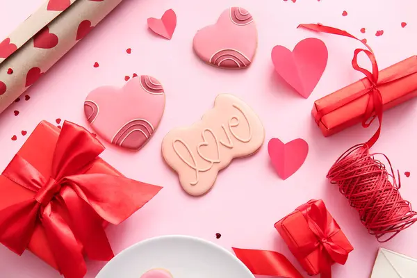 Γλυκά Μπισκότα Δώρα Και Διακόσμηση Ροζ Φόντο Γιορτή Του Αγίου — Φωτογραφία Αρχείου