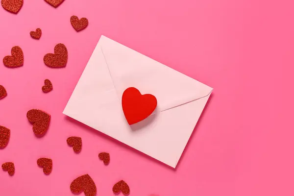 Zarflı Kompozisyon Pembe Arka Planda Kırmızı Kalpler Sevgililer Günü Kutlaması — Stok fotoğraf