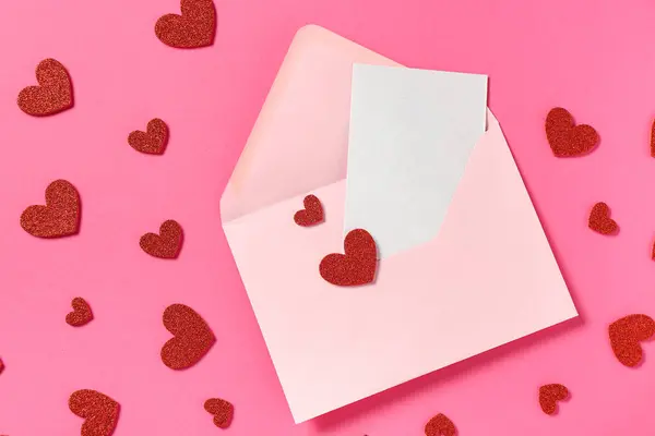 Composição Com Envelope Cartão Corações Vermelhos Sobre Fundo Rosa Celebração — Fotografia de Stock
