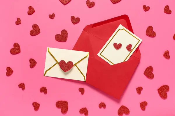 Composição Com Envelopes Cartão Corações Vermelhos Sobre Fundo Rosa Celebração — Fotografia de Stock