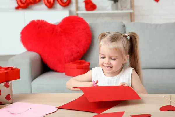 Aranyos Kislány Vágás Papír Szív Szobában Díszített Valentin Nap — Stock Fotó
