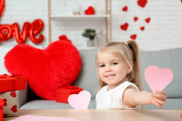 Симпатична Маленька Дівчинка Паперовими Серцями Сидить Кімнаті Прикрашеній Дня Святого — стокове фото