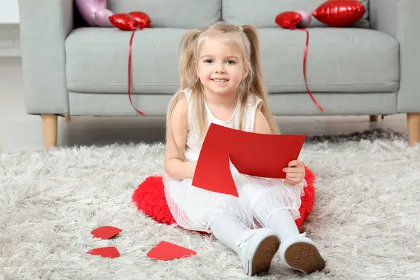 Симпатична Маленька Дівчинка Ріже Паперові Серця Кімнаті Прикрашені Дня Святого — стокове фото
