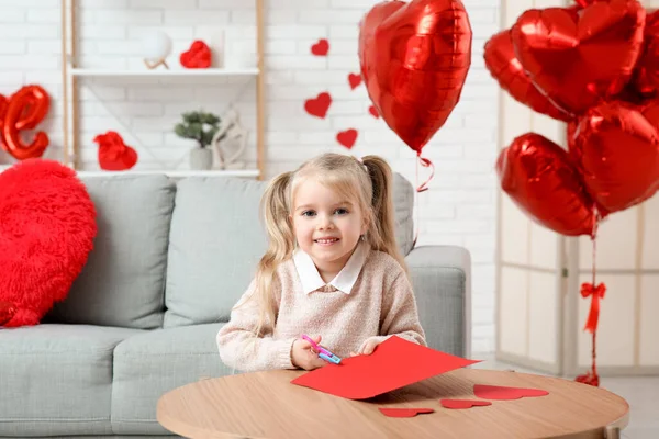 Симпатична Маленька Дівчинка Ріже Паперові Серця Кімнаті Прикрашені Дня Святого — стокове фото