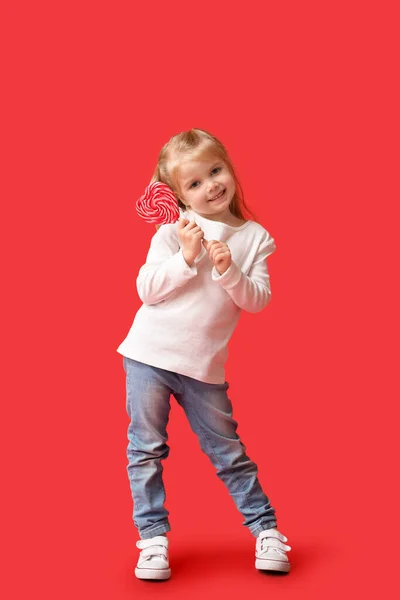 Мила Маленька Дівчинка Серцеподібним Льодяником Червоному Тлі Святкування Дня Святого — стокове фото