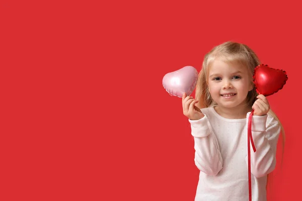 可爱的小女孩 红底上有心形气球 情人节庆祝活动 — 图库照片