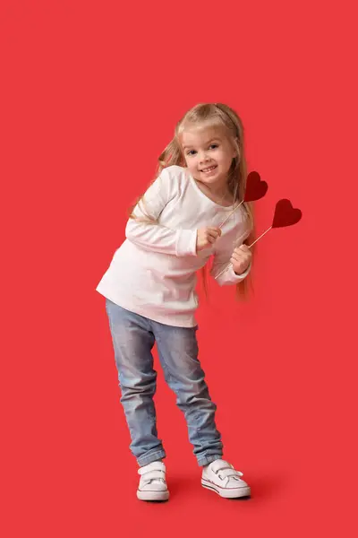 Мила Дівчинка Паперовими Серцями Червоному Тлі Святкування Дня Святого Валентина — стокове фото