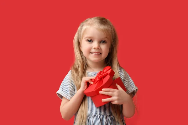 Мила Дівчинка Подарунковою Коробкою Червоному Тлі Святкування Дня Святого Валентина — стокове фото
