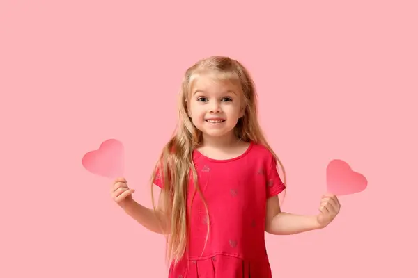 可爱的小女孩 有着粉色背景的纸心 情人节庆祝活动 — 图库照片
