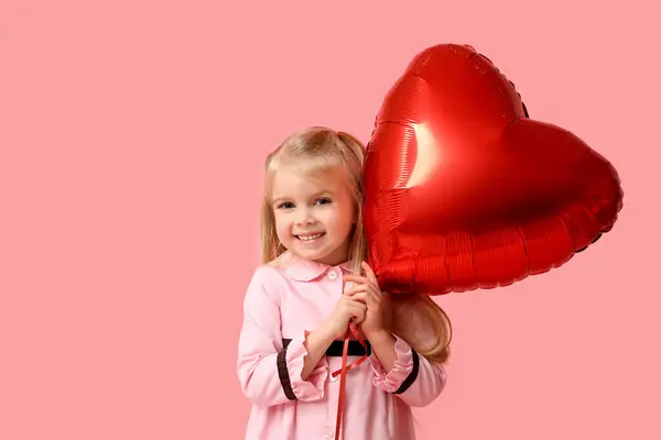 Мила Дівчинка Кулею Формі Червоного Серця Рожевому Фоні Святкування Дня — стокове фото