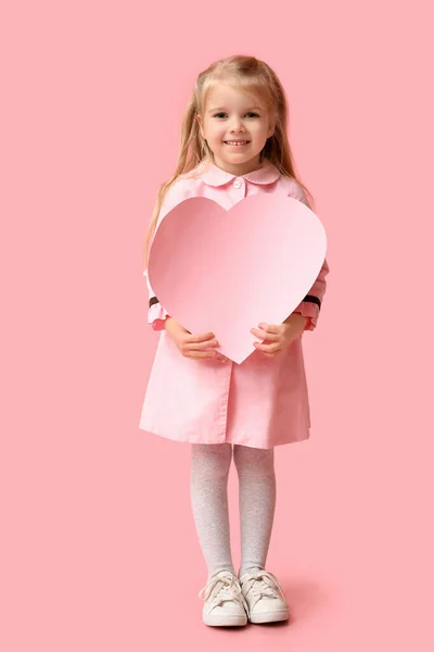 Мила Дівчинка Великим Паперовим Серцем Рожевому Фоні Святкування Дня Святого — стокове фото