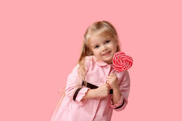 Мила Маленька Дівчинка Серцеподібним Льодяником Рожевому Тлі Святкування Дня Святого — стокове фото