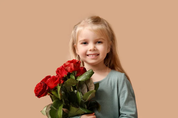 Мила Дівчинка Червоними Трояндами Бежевому Фоні Святкування Дня Святого Валентина — стокове фото