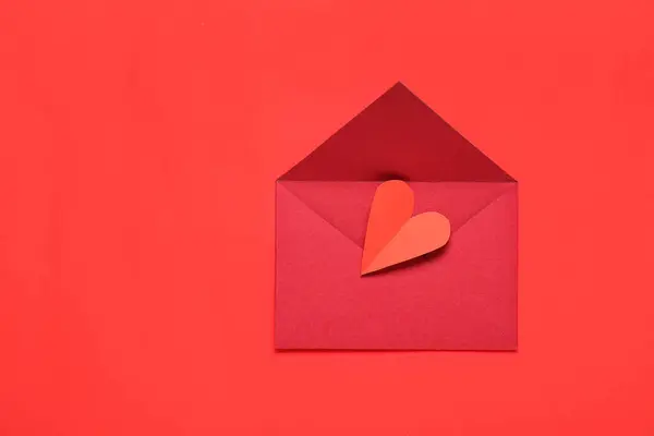 빨간색 배경에 봉투와 심장을 발렌타인 — 스톡 사진
