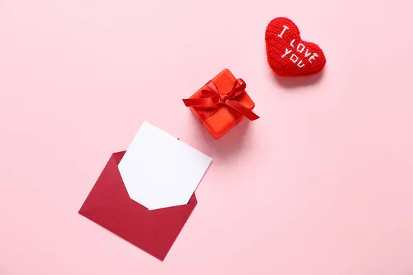 Envelope Com Cartão Presente Coração Malha Vermelho Fundo Rosa Celebração — Fotografia de Stock