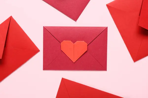 배경에 봉투와 발렌타인 — 스톡 사진