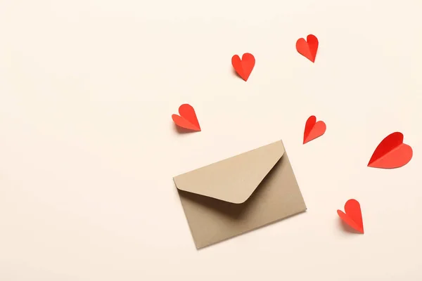 가벼운 배경에 봉투와 심장을 발렌타인 — 스톡 사진