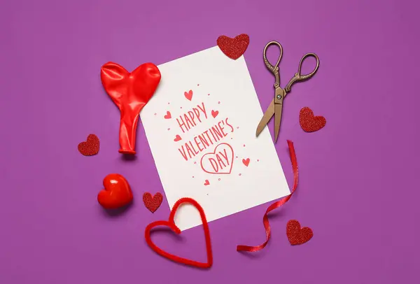 パープルバレンタインデーのテキスト付きカード 赤いハート型の装飾とハサミ — ストック写真