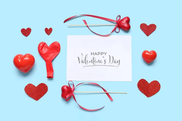 ブルーバックグラウンドのHappy Valentine Dayとハート型の装飾が施されたカード — ストック写真