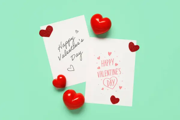 ターコイズバックグラウンドのハピースバレンタインの日と心臓の形をした装飾 — ストック写真