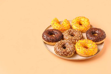 Bej arkaplanda tatlı çörekler