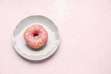 Hafif arka planda tatlı donut tabağı