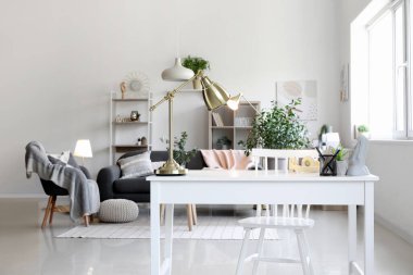 Çalışma odası ve parlak lambaları olan oturma odası.