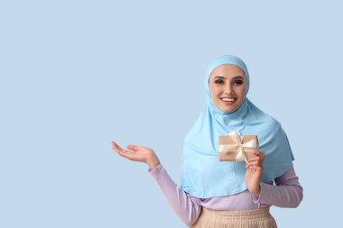 Mavi bir geçmişi olan genç Müslüman bir kadın. İslam Yeni Yılı Kutlaması