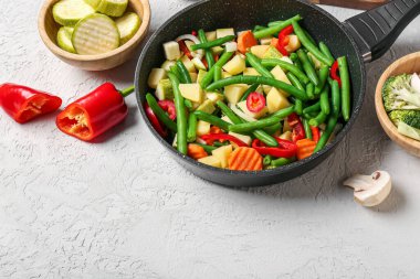 Hafif arka planda taze sebzeli kızartma tavası