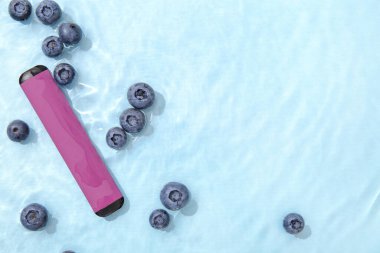 Mavi arka planda yaban mersinli elektronik sigara.