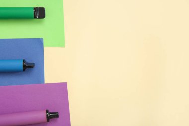 Renkli arka planda farklı elektronik sigaralar