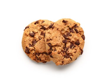 Beyaz arka planda çikolata parçalı lezzetli kurabiyeler