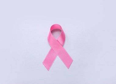 Açık arkaplanda pembe kurdele. Göğüs kanseri farkındalığı konsepti