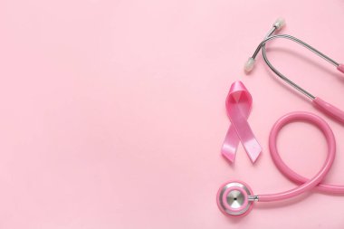Renkli steteskoplu pembe kurdele. Göğüs kanseri farkındalığı konsepti
