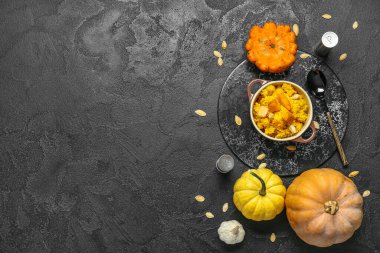 Lezzetli darı lapası, balkabağı ve siyah arka planda malzemeler.