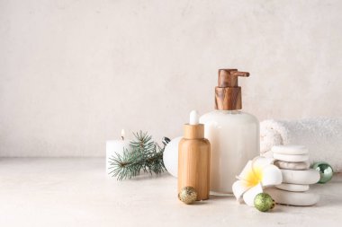 Işık arka planında Noel süslemeleri olan güzel bir spa kompozisyonu