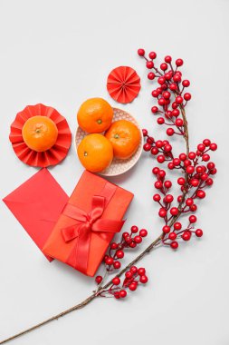 Zarflı hediye kutusu, beyaz arka planda böğürtlen ve mandalina. Yeni yıl kutlaması