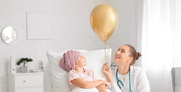 Doctor Golden Balloon Little Girl Undergoing Course Chemotherapy Clinic — Fotografia de Stock