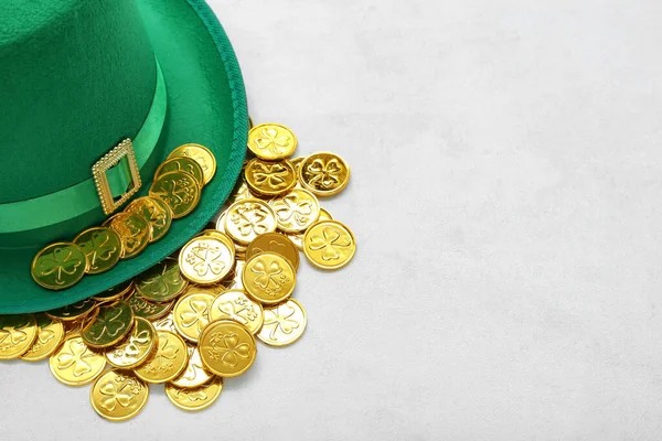 Leprechaun Hat Coins White Grunge Background Patrick Day Celebration — Foto de Stock